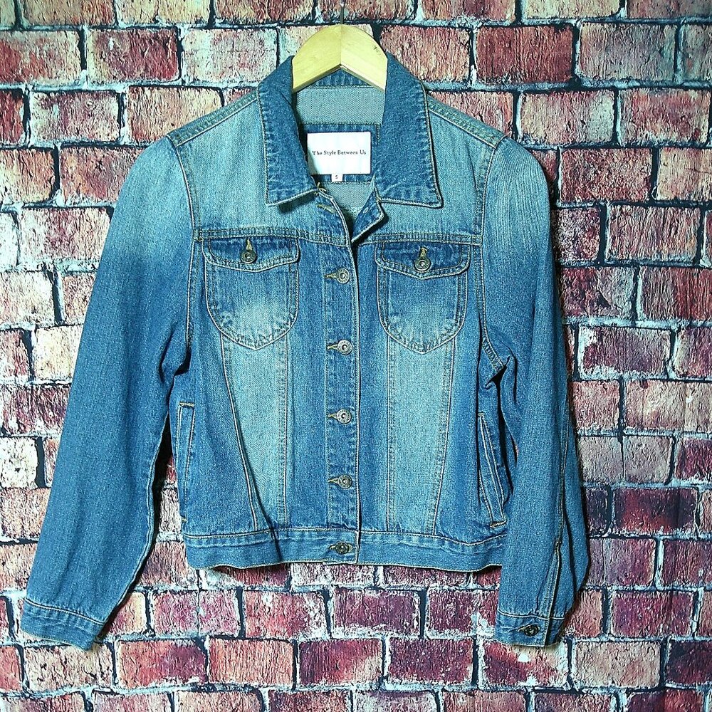 The Style Between Us Distressed Denim Jean Trucker Jacket Women's Size Small - Picture 1 of 6